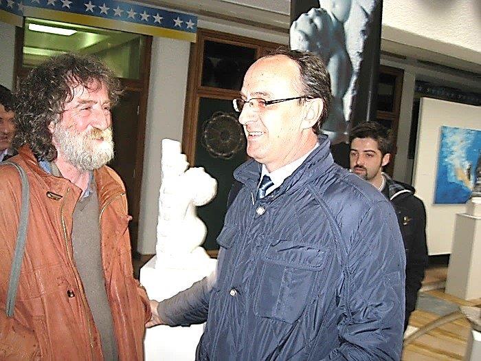 Minister Ibrahim Makolli und Destan Gashi in der Ausstellung 2014